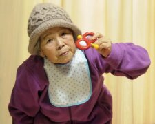 Die japanische Großmutter wurde mit 72 Jahren Fotografin und macht heute lustige Selbstporträts