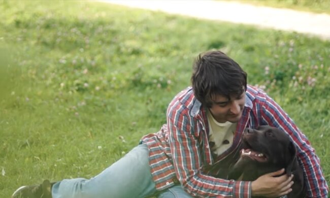 Der treue Hund. Quelle: Youtube Screenshot