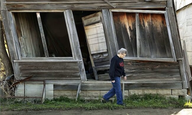 Elsie ist die einzige Bewohnerin der verlassenen Stadt. Quelle: Screenshot Youtube