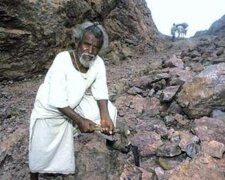 Warum ein Mann 22 Jahre lang eine Straße durch die Felsen in einem Dorf anlegte