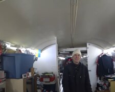 Ein Mann lebt seit fast 17 Jahren in einem alten Flugzeug, das er gekauft und im Wald gestellt hat