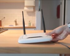 Eine Frau teilte ihr eigenes Wi-Fi und bedauerte ihre Hilfsbereitschaft. Quelle: Screenshot YouTube