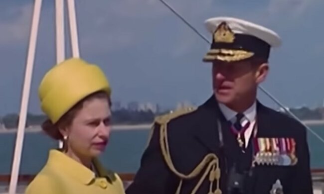 Besonderer Blick auf die Gattin. Quelle: Screenshot YouTube