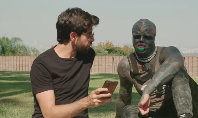 Der Mann, der sich für einen Außerirdischen hält. Quelle: Youtube Screenshot