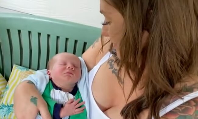 Gayla mit dem Baby. Quelle: Youtube Screenshot