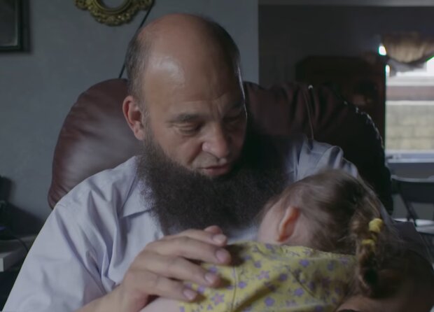 Mohamed und Kind. Quelle: Screenshot Youtube