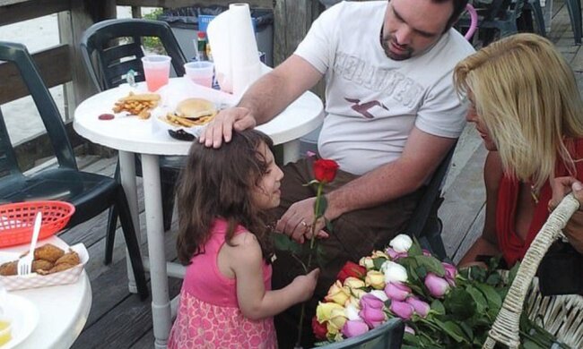 Ehepaar adoptierte ein Mädchen, das sich als erwachsene Frau entpuppte: Details