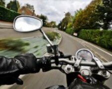 Ein echter Held: Ein Motorradfahrer sah ein Kind auf der Straße und eilte ihm zu Hilfe