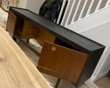 Farbe und neue Griffe: Einfallsreiche junge Frau verwandelte ihren alten Schrank in ein stilvolles Möbelstück
