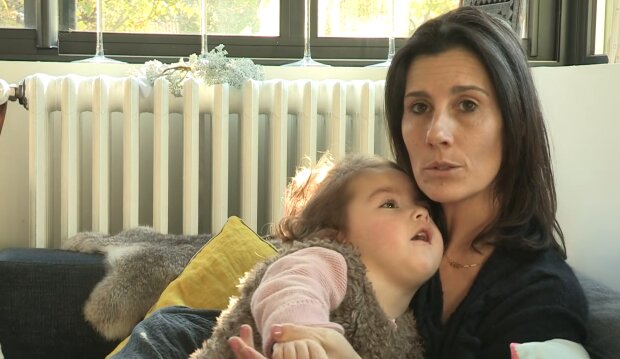 „Ich weine heimlich, damit mein Kind es nicht merkt“. Quelle: Youtube Screenshot