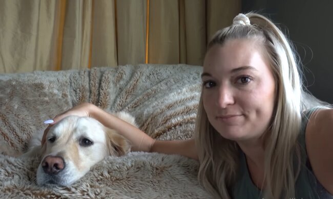 Frau und ihr gefundener Hund. Quelle: YouTube Screenshot