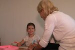 „Warum soll ich als Oma umsonst babysitten: Ich bekomme 17 Euro pro Stunde, um auf meine eigene Enkelin aufzupassen“