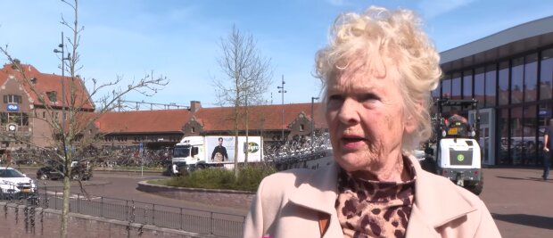 69-jährige Sabine kämpft mit Minijob gegen Geldsorgen. Quelle: Youtube Screenshot