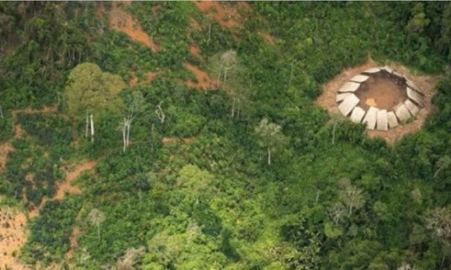 Ein Stamm, der noch nie eine Zivilisation gesehen hat