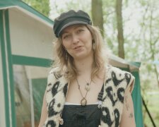 Wie eine Frau im Zelt Geld spart. Quelle: Youtube Screenshot