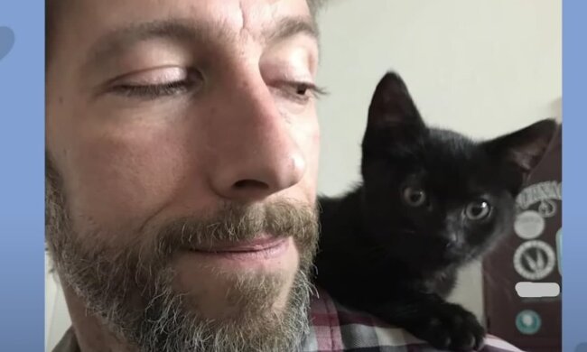 Berührende Freundschaft zwischen einem Mann und einem Findling. Quelle: Screenshot YouTube