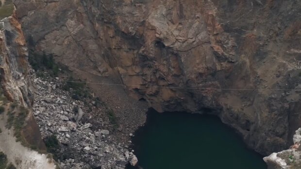 Wasser in einer verlassenen Goldmine. Quelle: Youtube Screenshot