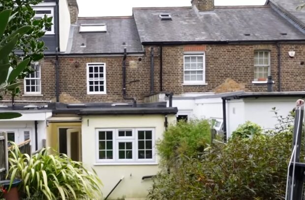 Ein Drei Zimmer Haus steht in England zum Verkauf, mit Garten und einer Überraschung: Die neuen Besitzer müssen den direkten Nachbarn akzeptieren