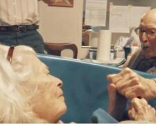 “Schatz, ich liebe dich seit achtzig Jahren. Es ist viel Zeit.” Der hundertfünfjährige Mann besucht seine hundertjährige Frau aus einem sehr wichtigen Grund in einem Krankenhaus