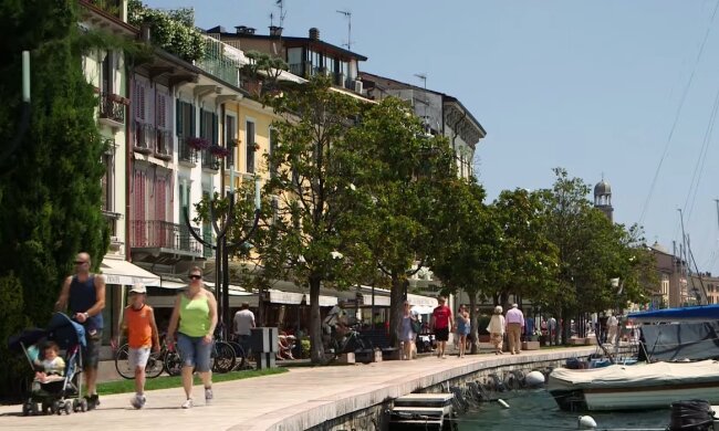 Eine kleine Geste mit großer Wirkung. Quelle: Youtube Screenshot