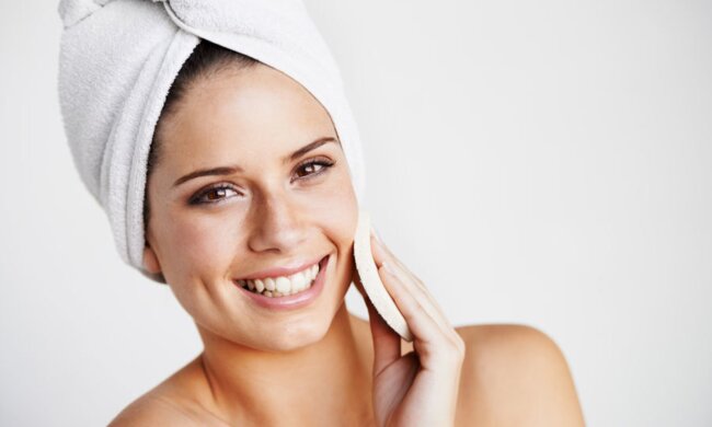 Glänzende Haut mit 30, 40, 50 Jahren: Experten haben die wichtigsten Regeln der Pflege genannt