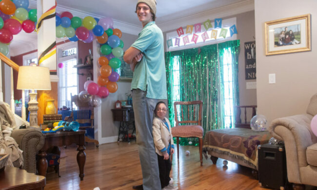 Wie Nick Smith lebt, der 28 Jahre alt ist und so groß ist, wie ein sechs Monate altes Baby