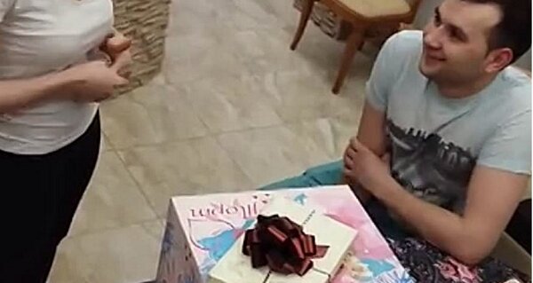 Die junge Frau fand eine originelle Weise, um dem Mann zu sagen, dass sie schwanger ist