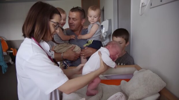 Arbeitslos und trotzdem Vaterfreuden. Quelle: Youtube Screenshot