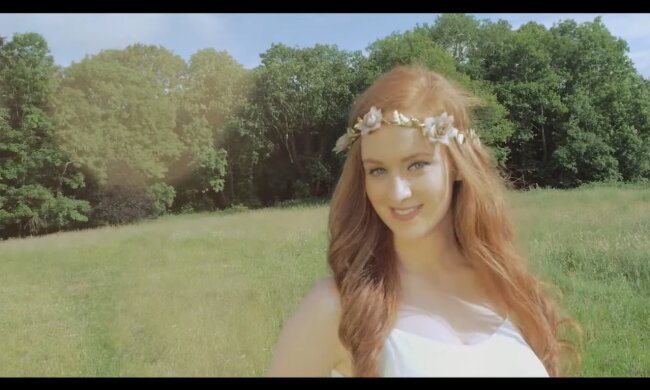 Kayleigh sagt, sie spüre die "Augen" ihres Nachbarn, wenn sie in ihrem Garten ein Sonnenbad nimmt