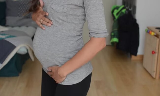 Junge Frau dachte, sie hätte in den Ferien zu viel gegessen und bekam eine Woche später ein Baby