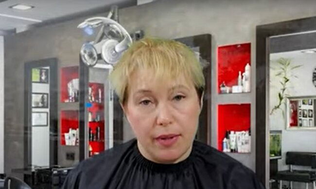 Frau vor dem Besuch des Salons. Quelle: Youtube Screenshot