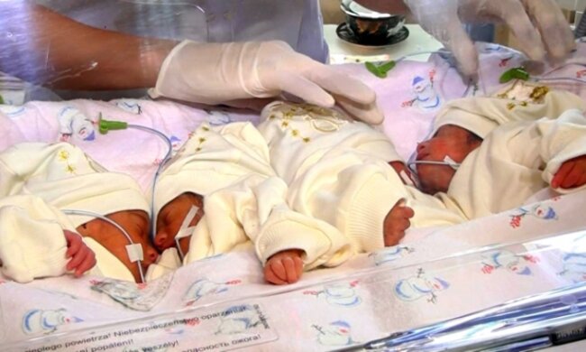 Glück mit 50 Jahren: Die Britin erwartete Zwillinge, brachte aber vier Kinder zur Welt