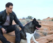 Henry Cavill mit dem Hund. Quelle: Youtube Screenshot