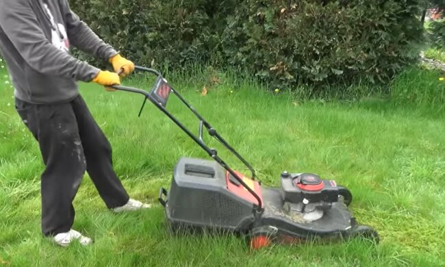 Rasenmähen. Quelle: Youtube Screenshot