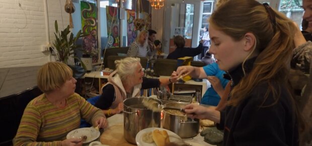 Ein Tisch voller Dankbarkeit. Quelle: Youtube Screenshot