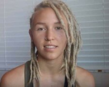 Das Mädchen flechtete die Dreadlocks auf, die sie mehrere Jahre lang trug und verwandelte in eine andere Frau