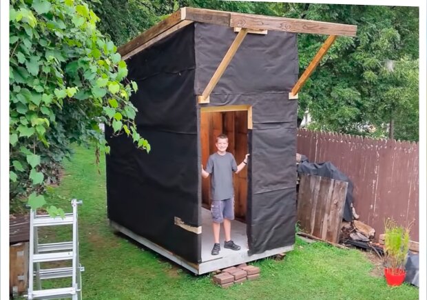 Junge baute sein eigenes Haus. Quelle: Screenshot Youtube