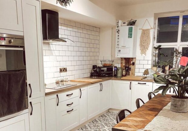 Mit Farbe und einer Schablone hat die Frau eine dunkle Küche in einen hellen, gemütlichen und rustikalen Raum verwandelt
