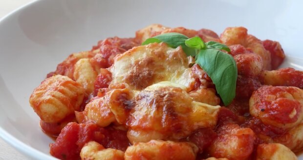 "Lieblingsfrühstück": Gnocchi mit Spinat und Tomatensauce