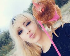 Ungewöhnliches Haustier: Das Mädchen hat eine Freundschaft mit einem Huhn geschlossen und trennt sich praktisch nicht davon