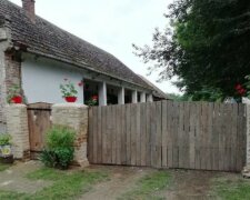 Ein Ehepaar baute mit eigenen Händen ein halbzerstörtes Haus zu einer Farm um