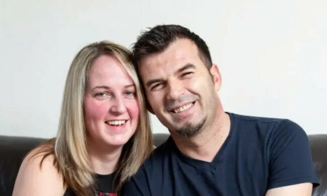 Britische Frau heiratete einen griechischen Kellner, mit dem sie bei ihrer ersten Hochzeit tanzte