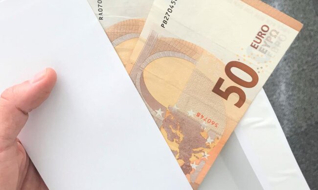 Der mysteriöse spanische "Robin Hood" hinterlässt den Bewohnern eines Dorfes Umschläge mit Geld