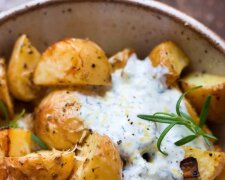 „Fein und einfach“: gebackene Kartoffeln mit Feta-Soße