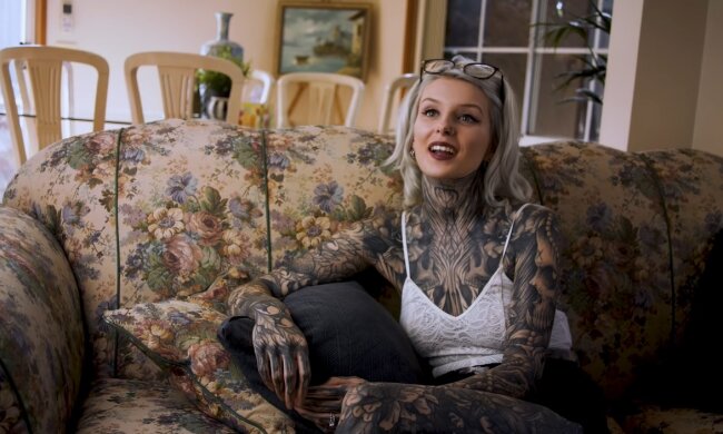 Die Tätowierte Geschäftsfrau. Quelle: Youtube Screenshot