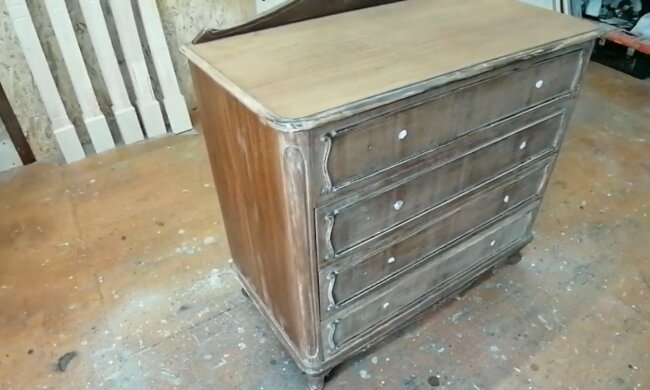 Altes Kommodenmöbel. Quelle: Youtube Screenshot