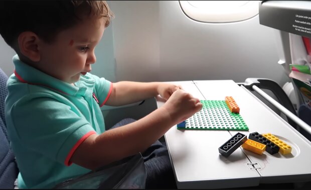 Kinder an Bord des Flugzeugs können Probleme verursachen. Quelle: Screenshot YouTube