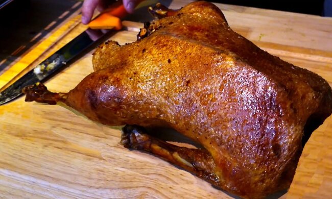 Knusprige Gänsebrust. Quelle: Youtube Screenshot