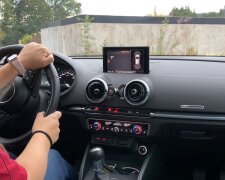 Mann fährt das Auto. Quelle: Youtube Screenshot