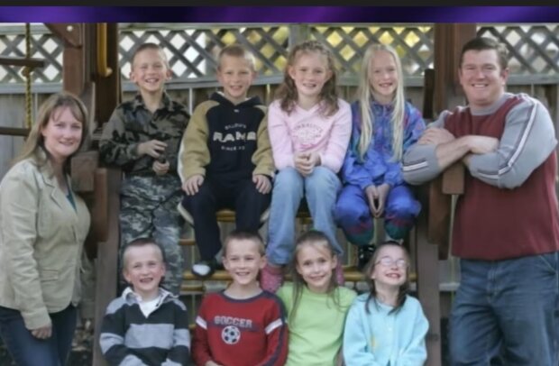 Sieben Geschwister mit einer Freundin der Familie. Quelle: Screenshot YouTube